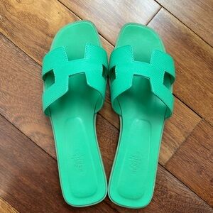 Hermes Oran sandals in Vert Comics